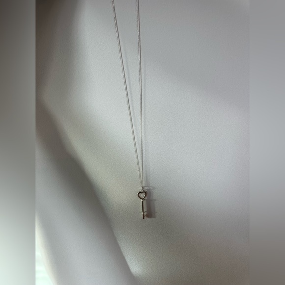 LARGE TIFFANY &CO HEART KEY NECKLACE - Picture 3 of 5